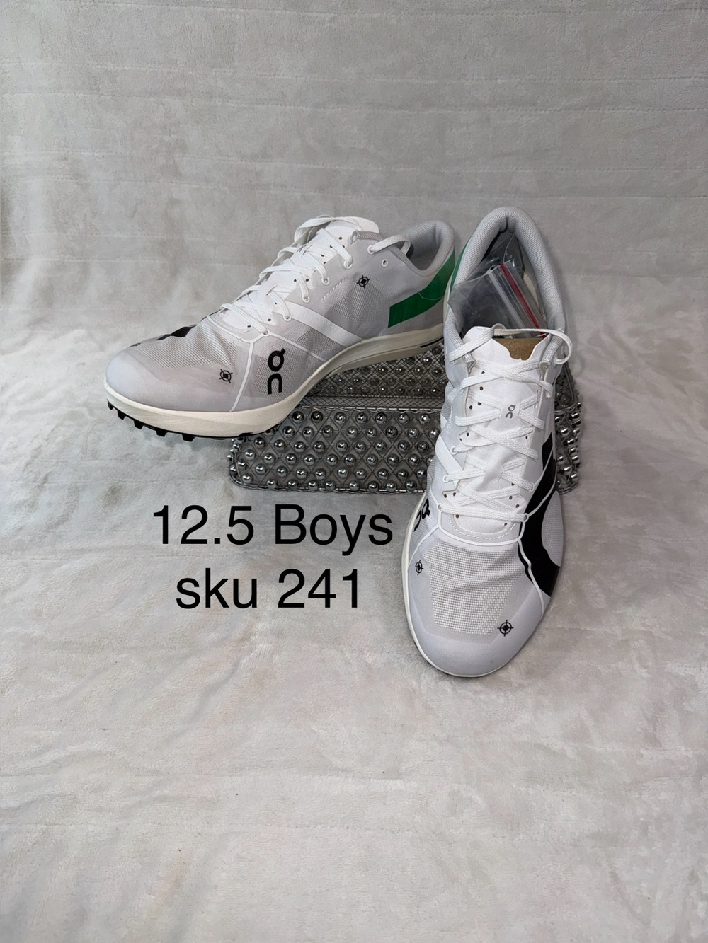 On Running removable spikes 12.5 mens Athletic Sneaker cleats, White Black, Mint